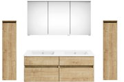 Frontale Ansicht einer modernen Badkombination mit zwei Waschbecken, einem großen Spiegelschrank und zwei hohen Holzschränken in heller Holzoptik.