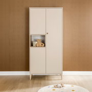 Frontalansicht eines dreitürigen Kleiderschranks der Marke Paidi, Modell MILA&BEN, in einem warmen Beige-Ton. Der Schrank hat ein offenes Fach mit einem Teddybär und einer kleinen Box.