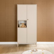 Frontalansicht eines dreitürigen Kleiderschranks der Marke Paidi, Modell MILA&BEN, in einem warmen Beige-Ton. Der Schrank hat ein offenes Fach mit einem Teddybär und einer kleinen Box.