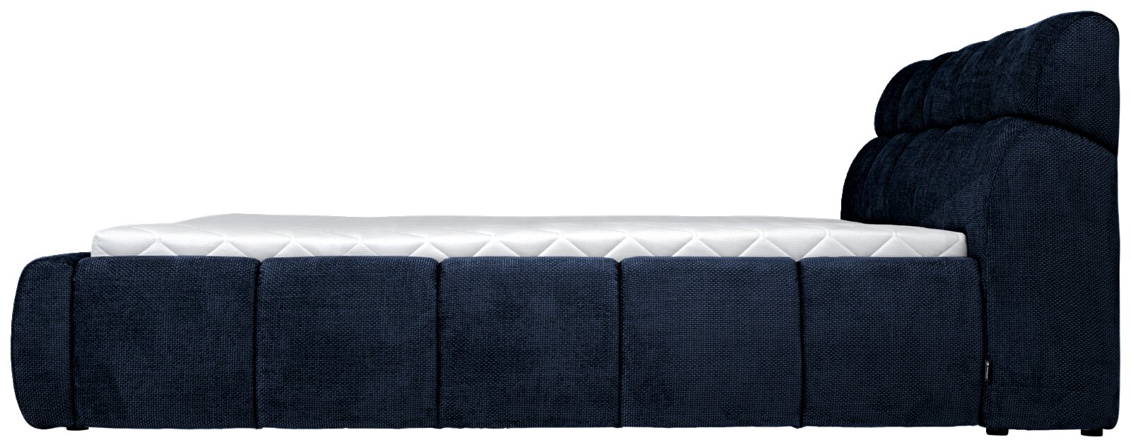 Zijaanzicht van een donkerblauw gestoffeerd bed met een gestoffeerd hoofdeinde en een wit matras.