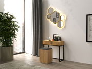 Moderner Hocker mit Holzverkleidung und gepolsterter Sitzfläche, im Vordergrund eines stilvollen Wohnzimmers mit Blick auf einen eleganten Schminktisch und dekorative Wandelemente.