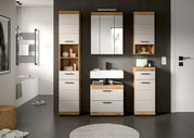 Modernes Badezimmermöbel-Set in Weiß mit Holzoptik, bestehend aus Hochschrank, Waschtischunterschrank mit Aufsatzwaschbecken, Spiegelschrank und Hängeschrank, frontal aus Augenhöhe fotografiert.