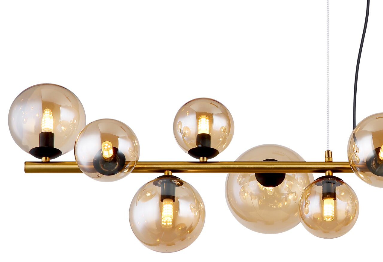 Moderne Hängeleuchte mit mehreren kugelförmigen, bernsteinfarbenen Glaskörpern und goldener Metallstange, seitliche Perspektive.