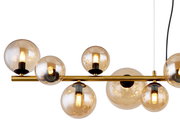 Moderne Hängeleuchte mit mehreren kugelförmigen, bernsteinfarbenen Glaskörpern und goldener Metallstange, seitliche Perspektive.