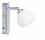 Silberne Wandlampe mit rundem, weißem Lampenschirm, seitliche Perspektive