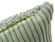 Nahaufnahme einer grünen Kissenhülle mit strukturiertem Stoff und Reißverschluss.