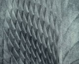 Nahaufnahme der strukturierten Rückenlehne eines Drehstuhls mit geometrischem Muster.