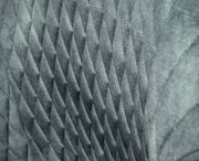 Nahaufnahme der strukturierten Rückenlehne eines Drehstuhls mit geometrischem Muster.