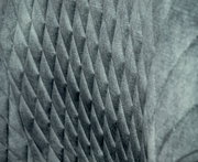 Nahaufnahme der strukturierten Rückenlehne eines Drehstuhls mit geometrischem Muster.