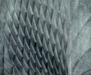 Close-up van de gestructureerde rugleuning van een draaistoel met een geometrisch patroon.
