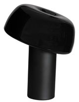 Schwarze Tischleuchte Lean on Me, seitliche Perspektive, modernes Design mit geneigtem Lampenschirm.