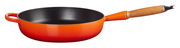 Sautepfanne 28cm in Ofenrot mit Holzgriff, seitliche Perspektive
