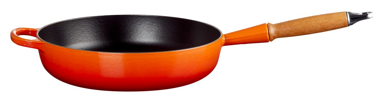 Sautepfanne 28cm in Ofenrot mit Holzgriff, seitliche Perspektive