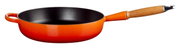 Sautepfanne 28cm in Ofenrot mit Holzgriff, seitliche Perspektive