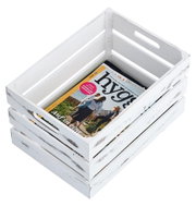 Weiße Aufbewahrungskiste aus Holz mit Zeitschriften, Perspektive von oben