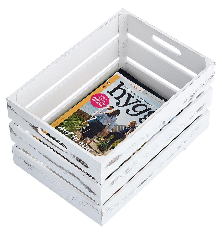 Weiße Aufbewahrungskiste aus Holz mit Zeitschriften, Perspektive von oben