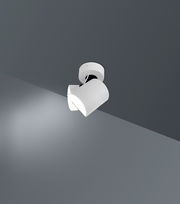 LED-Spot in moderner, weißer Ausführung, an der Decke montiert, seitliche Perspektive