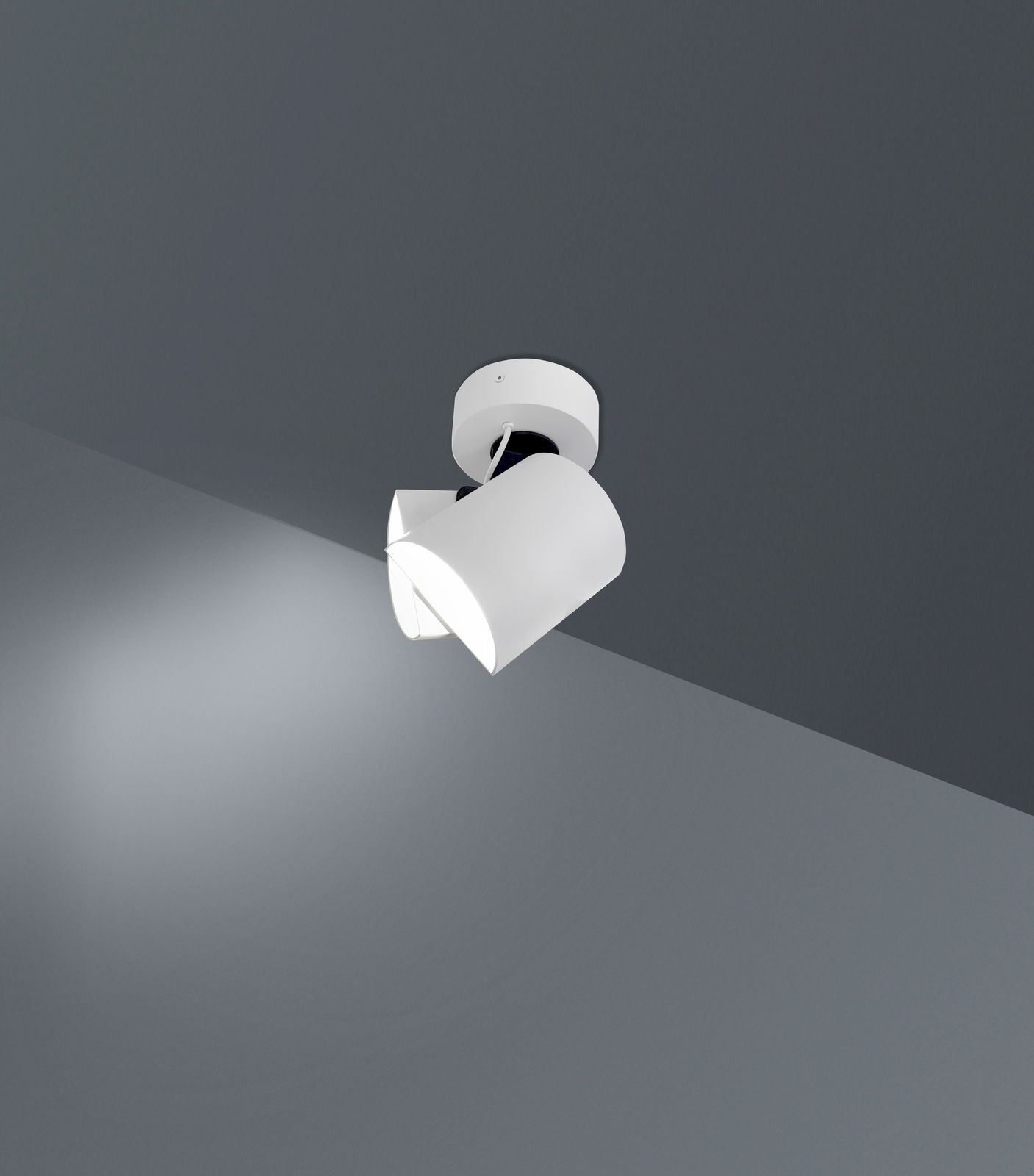 LED-Spot in moderner, weißer Ausführung, an der Decke montiert, seitliche Perspektive