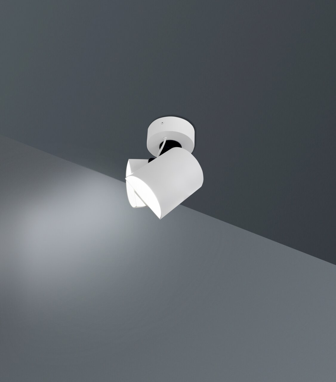 LED-Spot in moderner, weißer Ausführung, an der Decke montiert, seitliche Perspektive