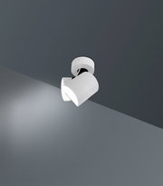 LED-Spot in moderner, weißer Ausführung, an der Decke montiert, seitliche Perspektive