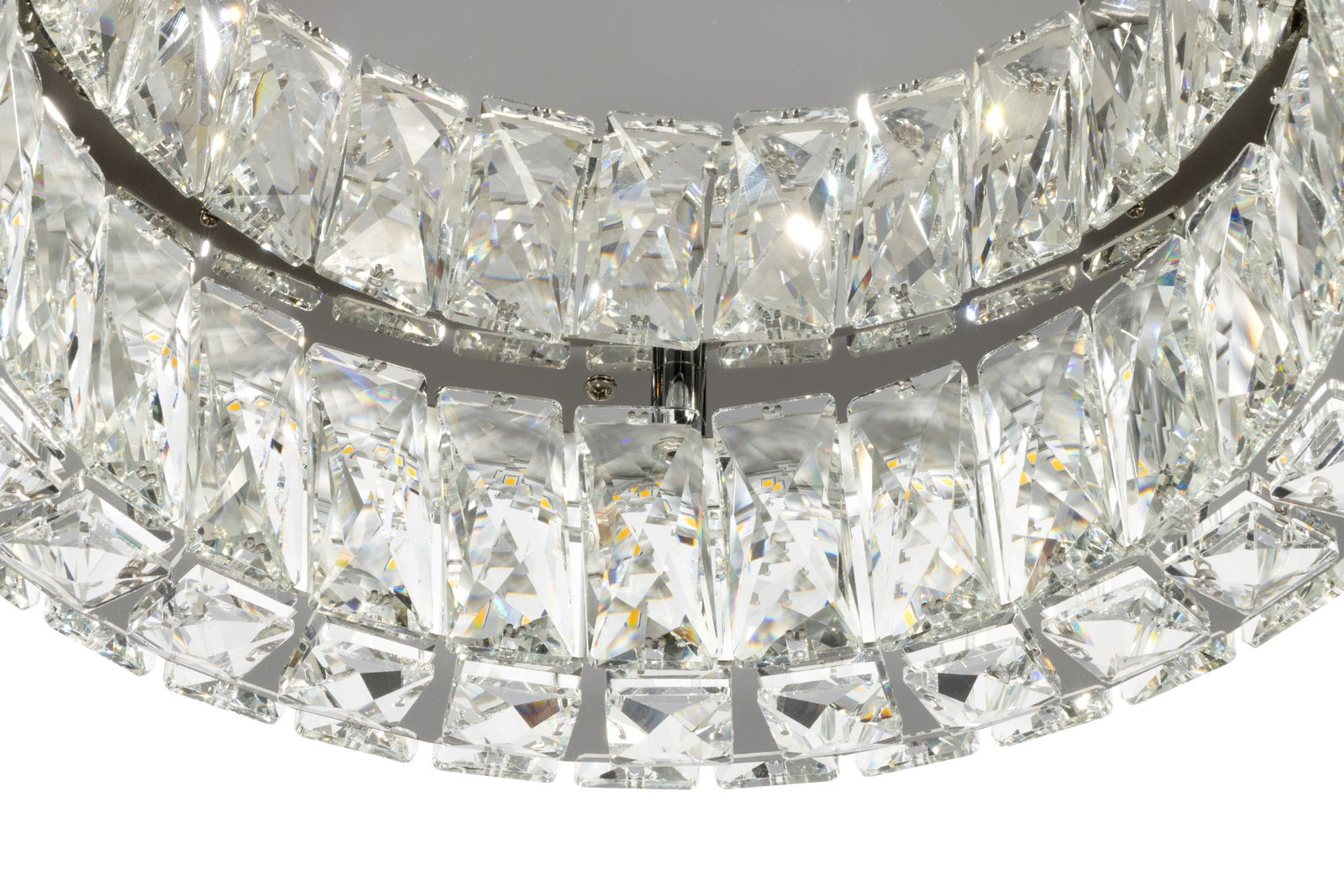 Nahaufnahme einer LED-Deckenleuchte mit funkelnden Kristallelementen in einer kreisförmigen Anordnung, von unten betrachtet.