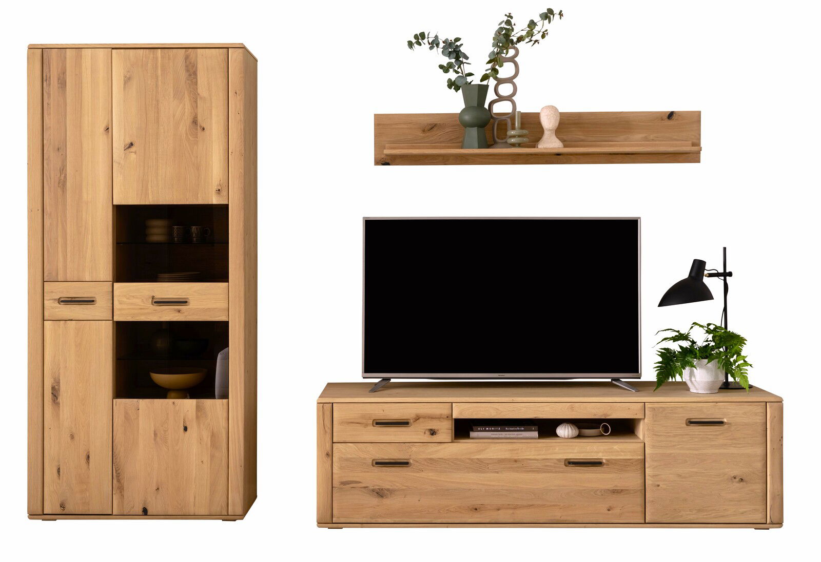 Wandkombination aus Holz mit einem hohen Schrank, einem TV-Board und einem Wandregal, frontal betrachtet.