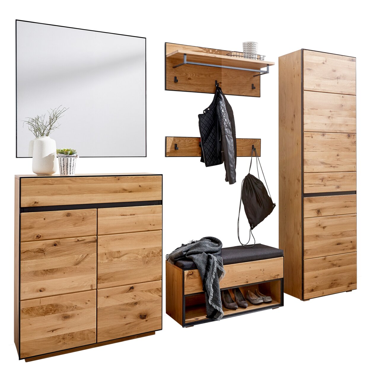 Houten garderobecombinatie in vooraanzicht, met spiegel, kast, bankje met schoenenrek en wandhaken.