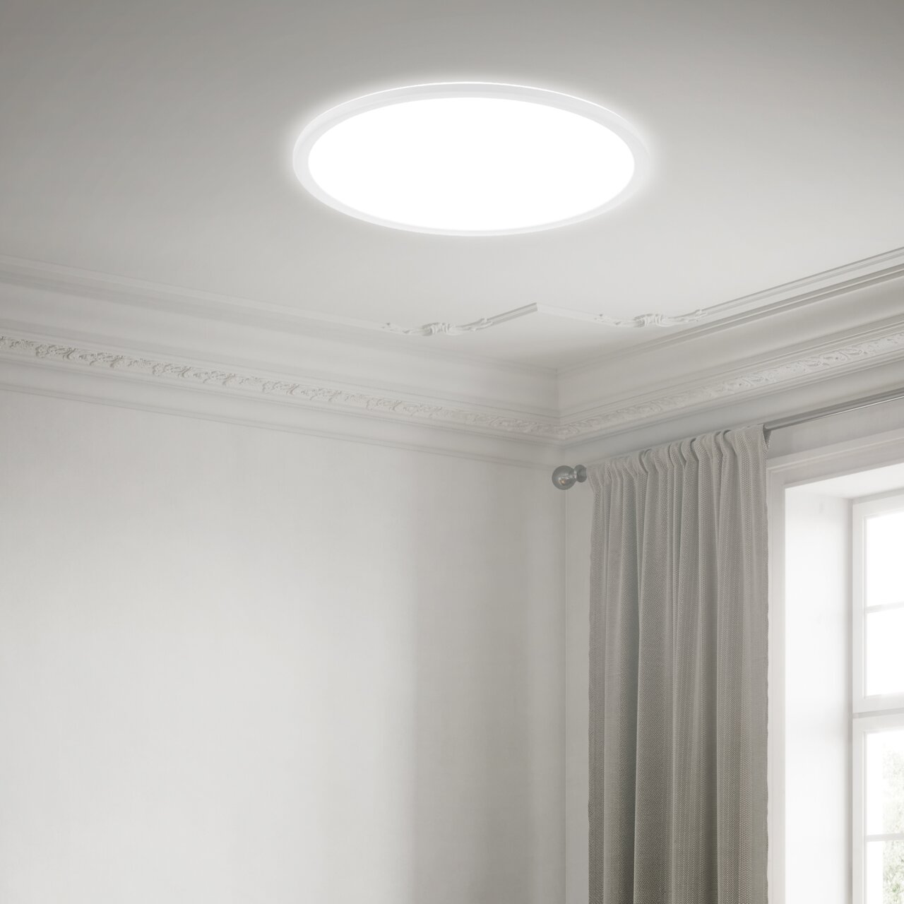 Runde LED-Deckenleuchte in einem eleganten Raum, von unten betrachtet.