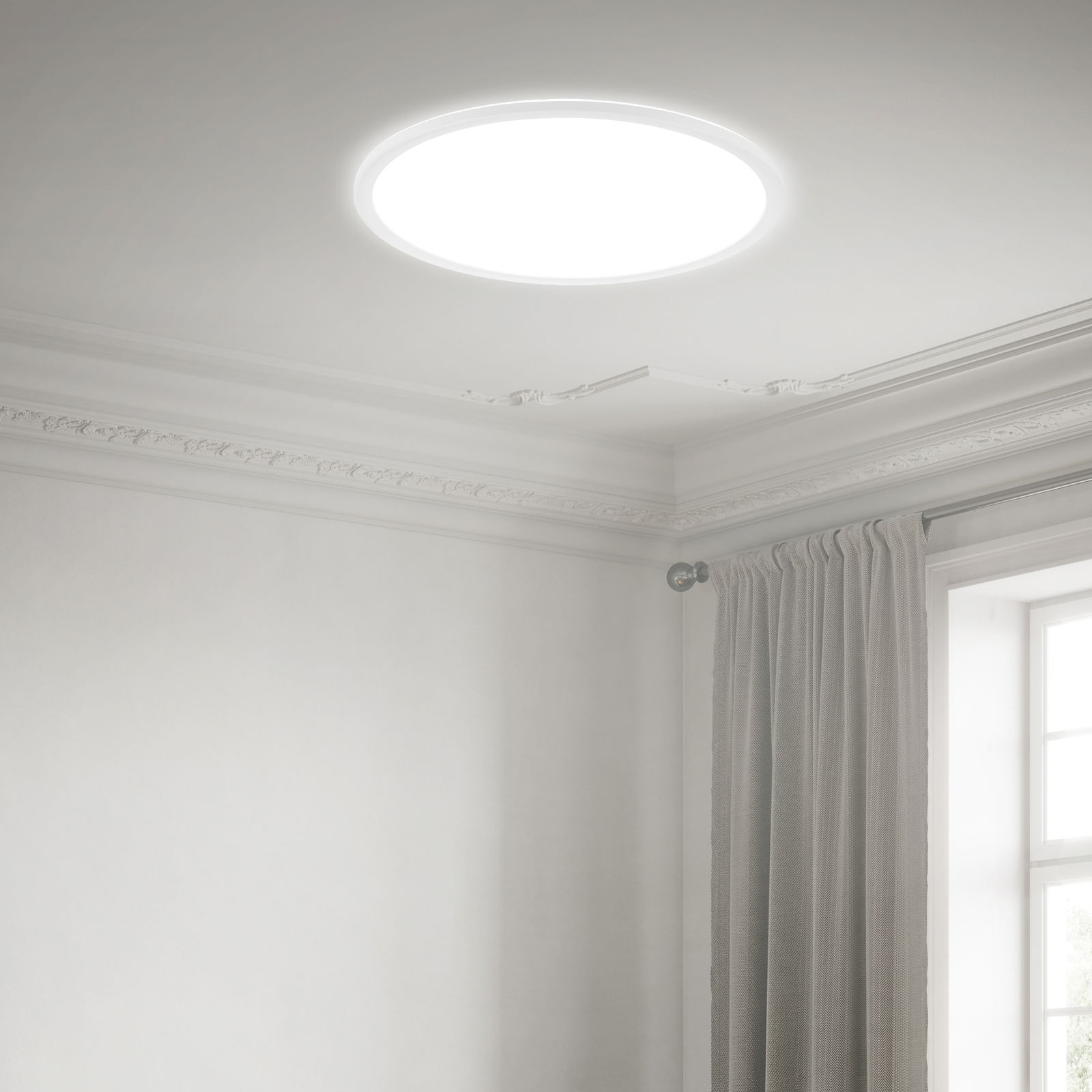 Runde LED-Deckenleuchte in einem eleganten Raum, von unten betrachtet.