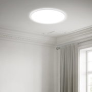 Ronde led-plafondlamp in een elegante ruimte, van onderaf gezien.