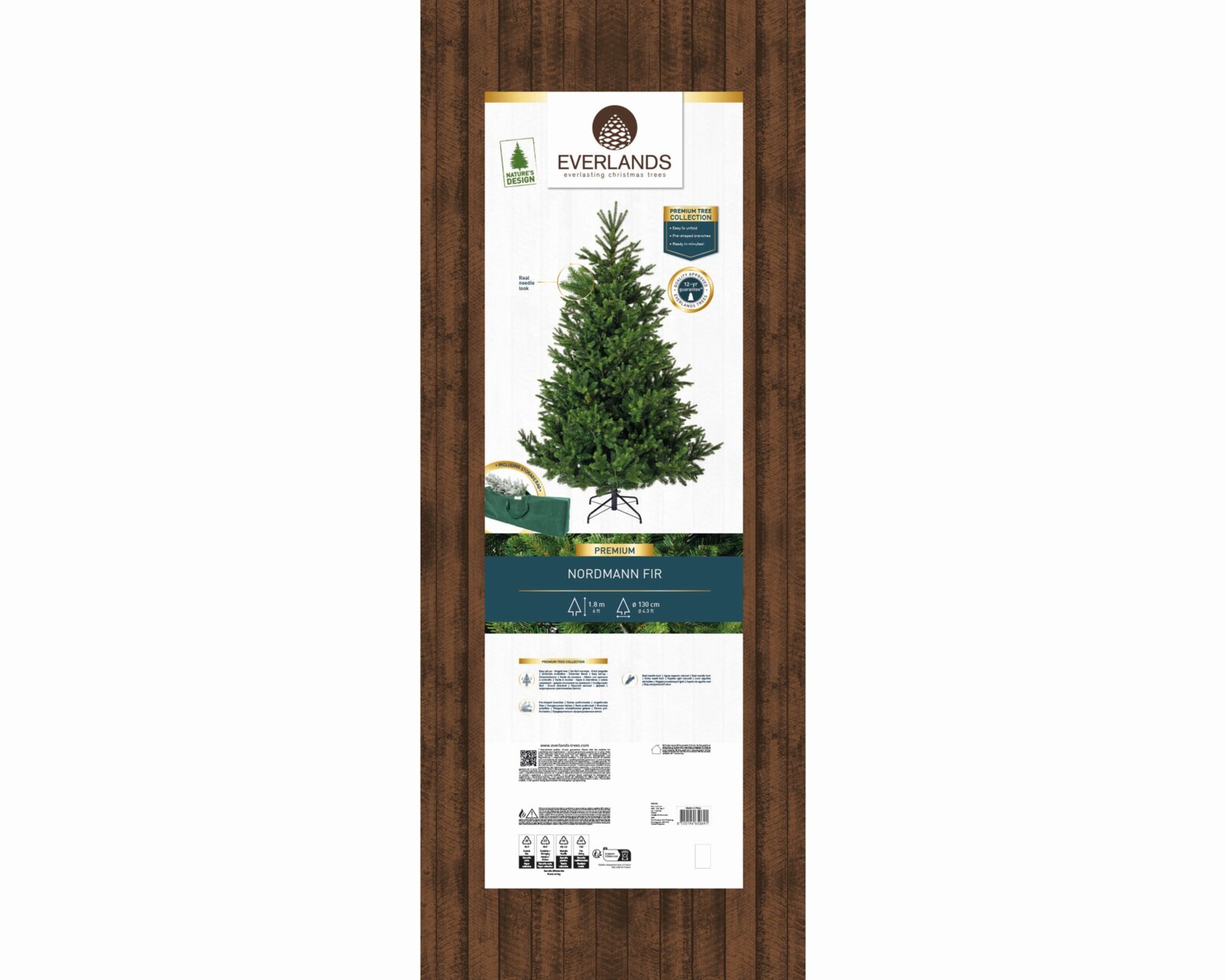 Everlands Premium-Kunstweihnachtsbaum Nordmanntanne, 1,8 m hoch und 130 cm breit, mit Metallständer und Aufbewahrungstasche in frontaler Ansicht auf der Produktverpackung
