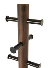 Nahaufnahme eines Garderobenständers aus Holz mit schwarzen Haken, seitliche Perspektive