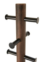 Nahaufnahme eines Garderobenständers aus Holz mit schwarzen Haken, seitliche Perspektive