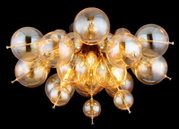 Moderne Deckenleuchte mit mehreren goldenen Glaskugeln, von unten betrachtet.