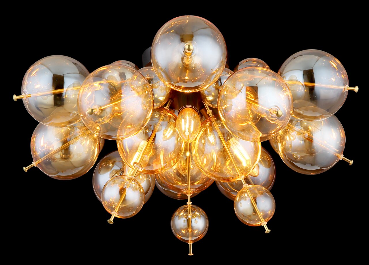 Moderne Deckenleuchte mit mehreren goldenen Glaskugeln, von unten betrachtet.
