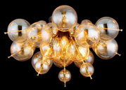 Moderne Deckenleuchte mit mehreren goldenen Glaskugeln, von unten betrachtet.