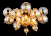 Moderne Deckenleuchte mit mehreren goldenen Glaskugeln, von unten betrachtet.