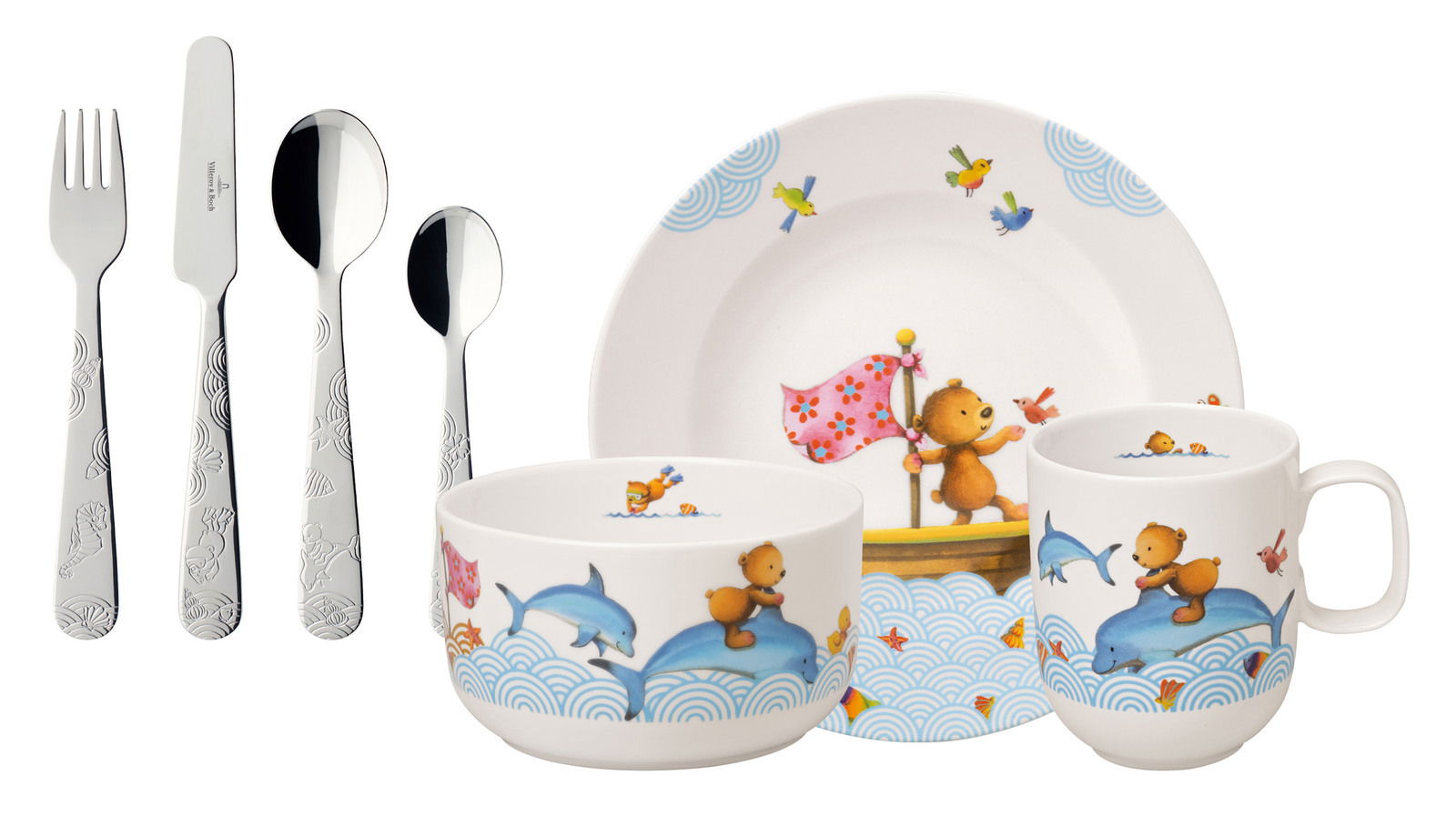 Kinder Geschirr-Set mit Bären- und Delfinmotiven, bestehend aus Teller, Schale, Tasse und Besteck, aus seitlicher Perspektive fotografiert.