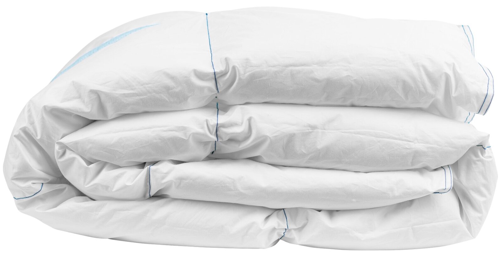 Zusammengefaltete weiße Bettdecke mit blauen Nähten, Seitenansicht vor weißem Hintergrund