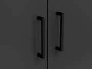 Nahaufnahme von zwei schwarzen Griffen an einem dunkelgrauen Mehrzweckschrank, Frontalansicht.