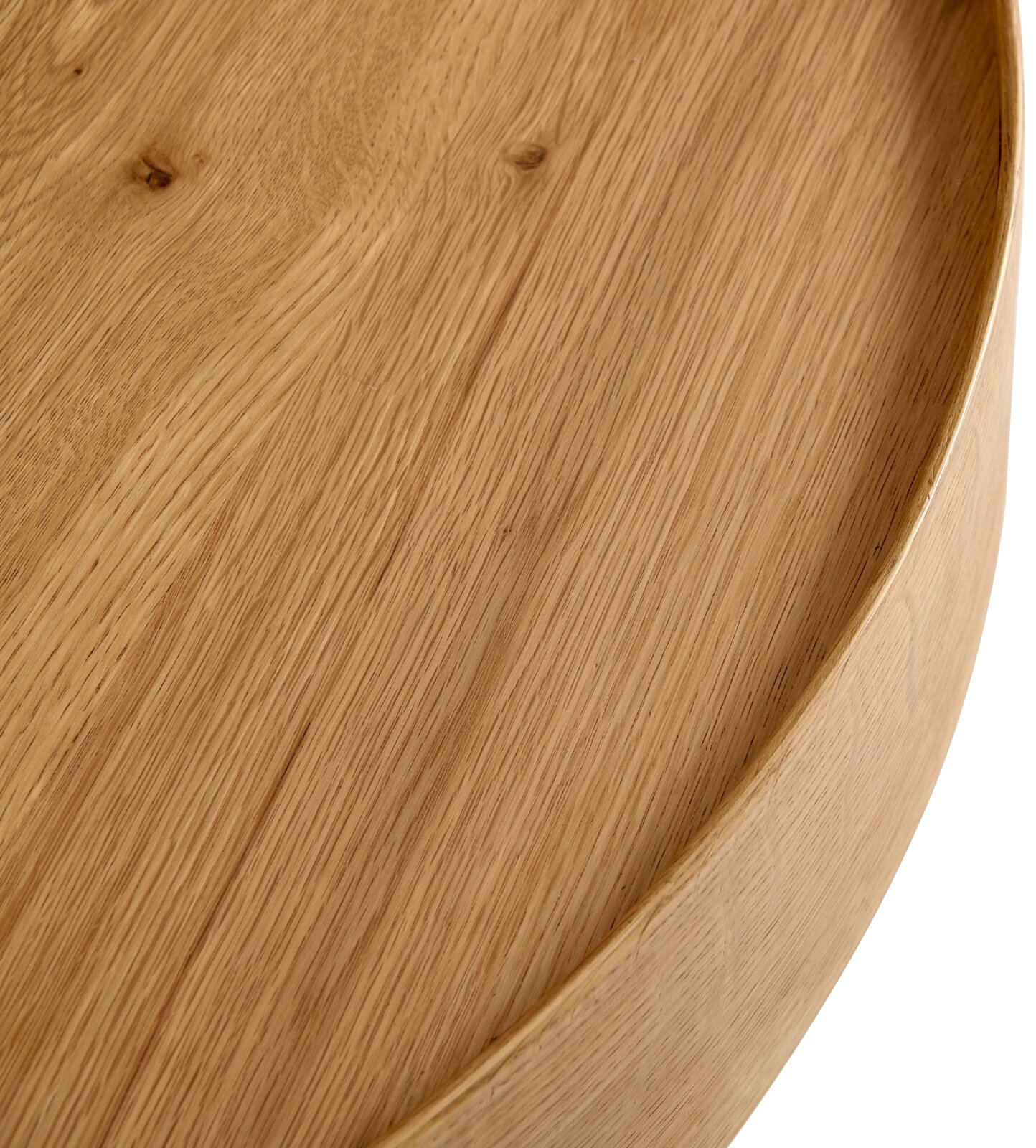 Close-up van een ronde houten salontafel met zichtbare nerf, gezien van bovenaf.