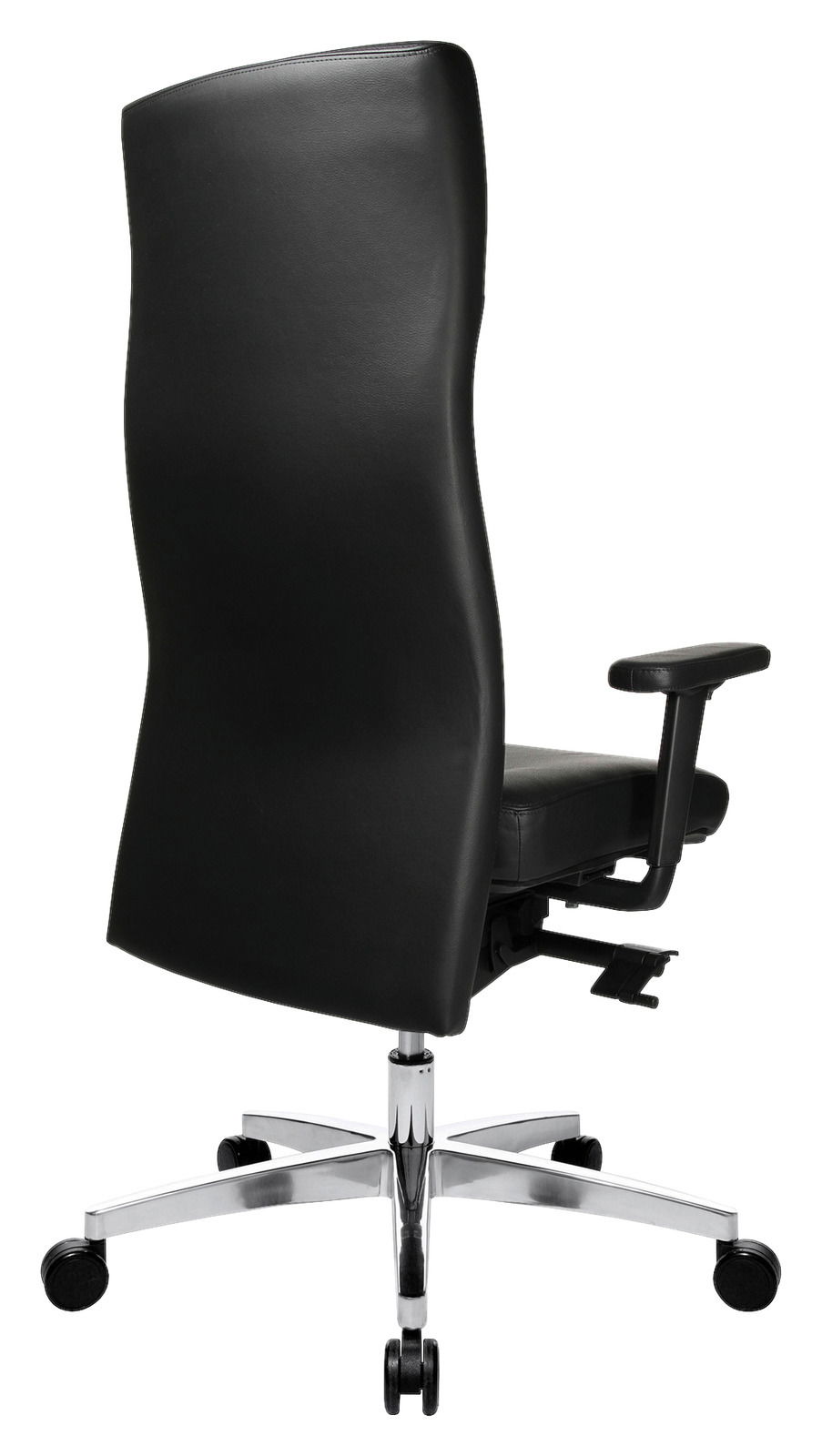 Rückansicht eines schwarzen Chefsessels mit hoher Rückenlehne und verstellbaren Armlehnen auf einem verchromten Fuß mit Rollen.
