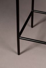 Nahaufnahme eines schwarzen Metallbeins eines Highboards, von der Seite betrachtet.