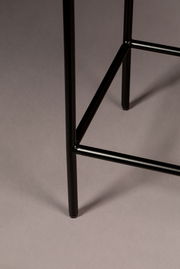 Nahaufnahme eines schwarzen Metallbeins eines Highboards, von der Seite betrachtet.