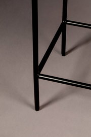 Nahaufnahme eines schwarzen Metallbeins eines Highboards, von der Seite betrachtet.