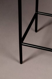 Close-up van een zwart metalen poot van een hoog dressoir, gezien vanaf de zijkant.