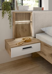 Nachttisch in Holzoptik mit Schublade, integriertem Regal und LED-Beleuchtung, seitliche Perspektive