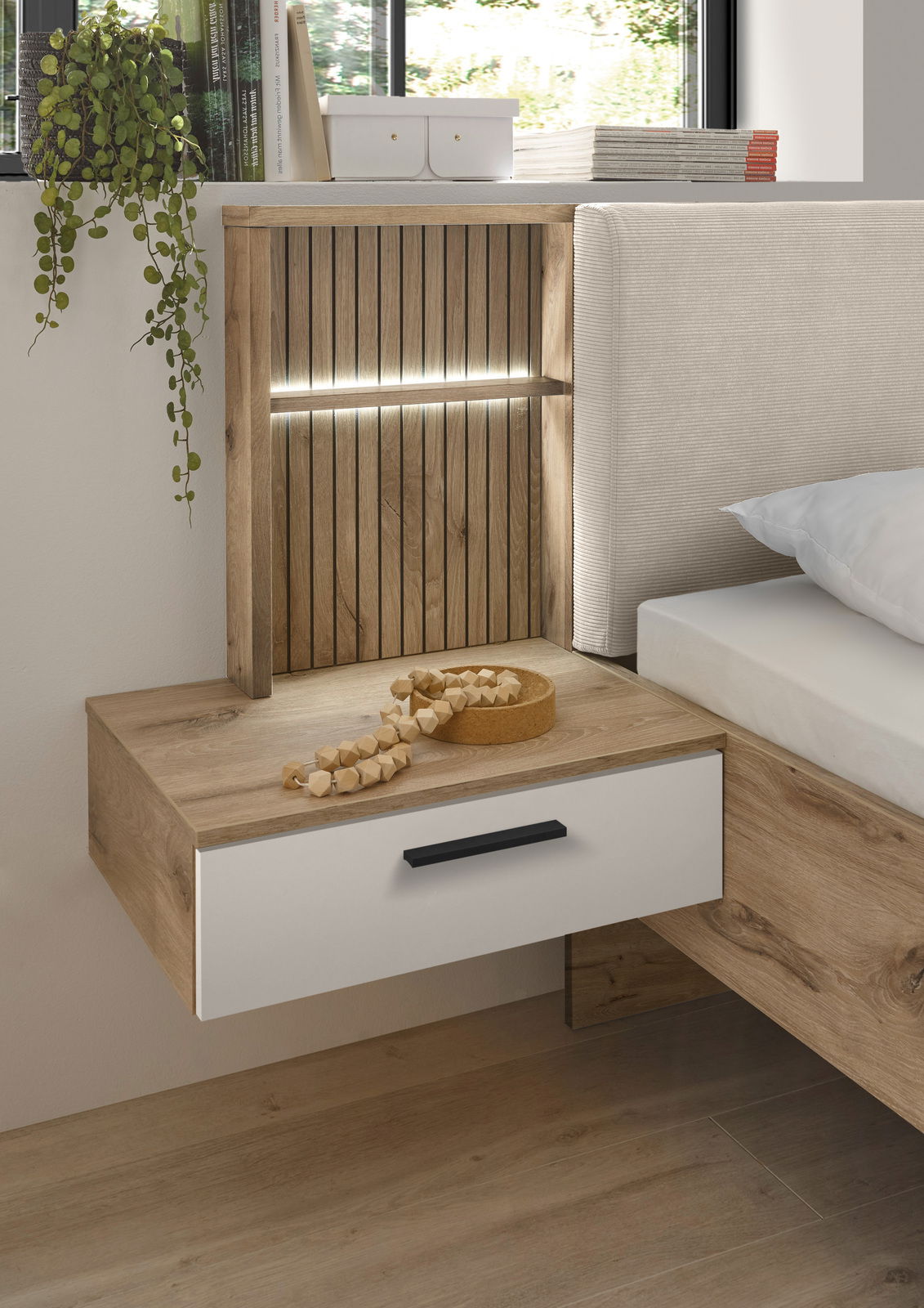 Nachttisch in Holzoptik mit Schublade, integriertem Regal und LED-Beleuchtung, seitliche Perspektive
