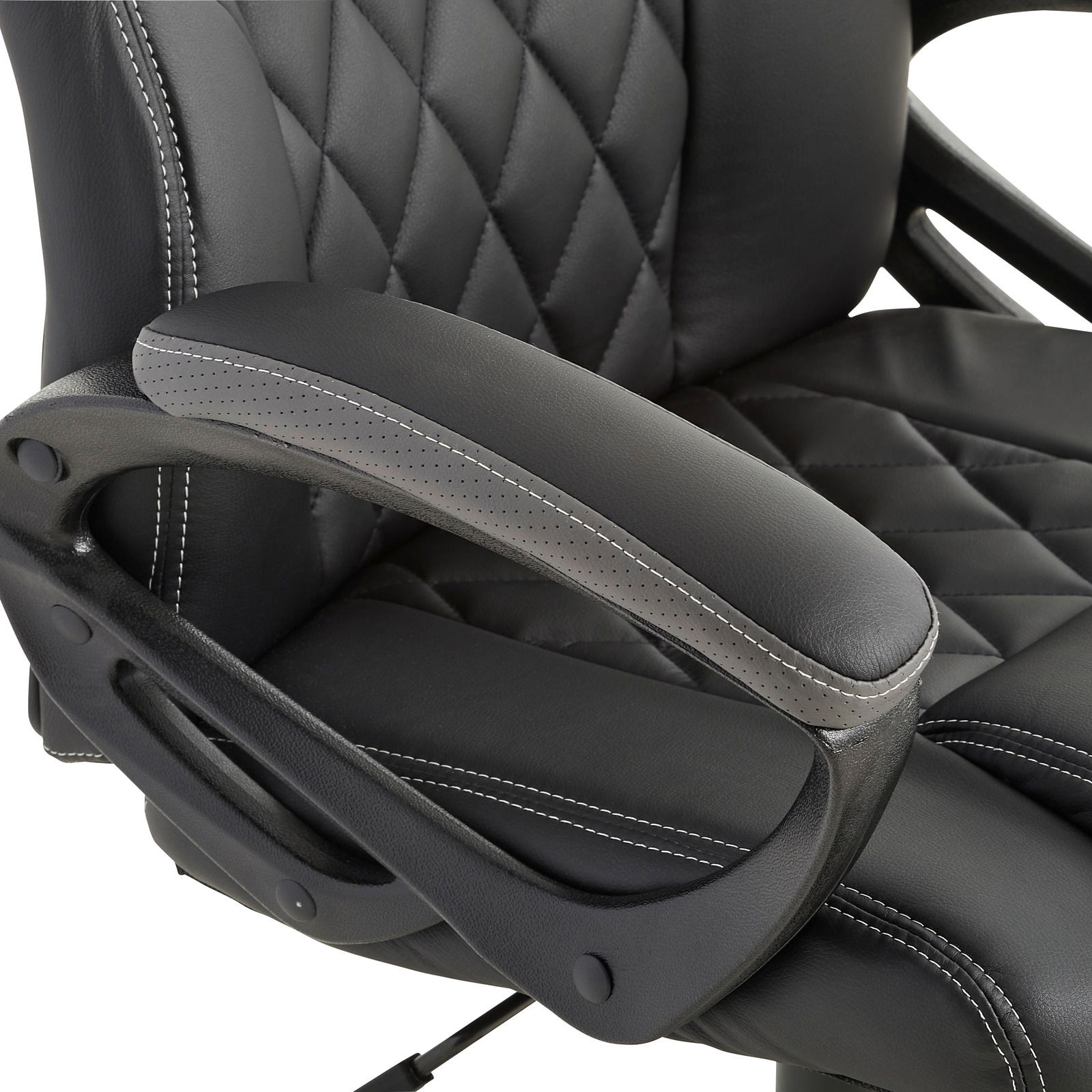 Nahaufnahme eines schwarzen Gaming-Stuhls mit gepolsterten Armlehnen und gestepptem Muster auf der Rückenlehne, seitliche Perspektive.