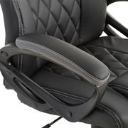 Nahaufnahme eines schwarzen Gaming-Stuhls mit gepolsterten Armlehnen und gestepptem Muster auf der Rückenlehne, seitliche Perspektive.